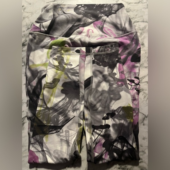 Lululemon size 6 is in-very good condition no issues with. - Picture 6 of 8